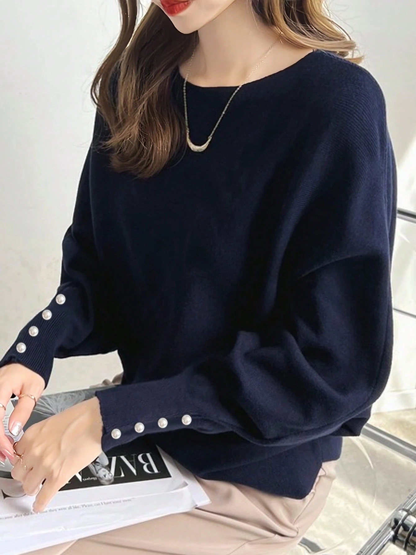 蝙蝠袖女休闲藏青色上衣，珍珠纽扣袖口设计加厚长袖宽松针织衫，适合外出、通勤、居家、约会、圣诞、新年 - 藏蓝色 - 查看 1