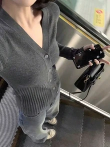 V领设计，细扣环，长袖，罗纹针织毛衣，女士开衫，适合秋冬季、返校季、圣诞节和新年等场合，优雅休闲的长袖上衣 - 灰色 - 查看 2