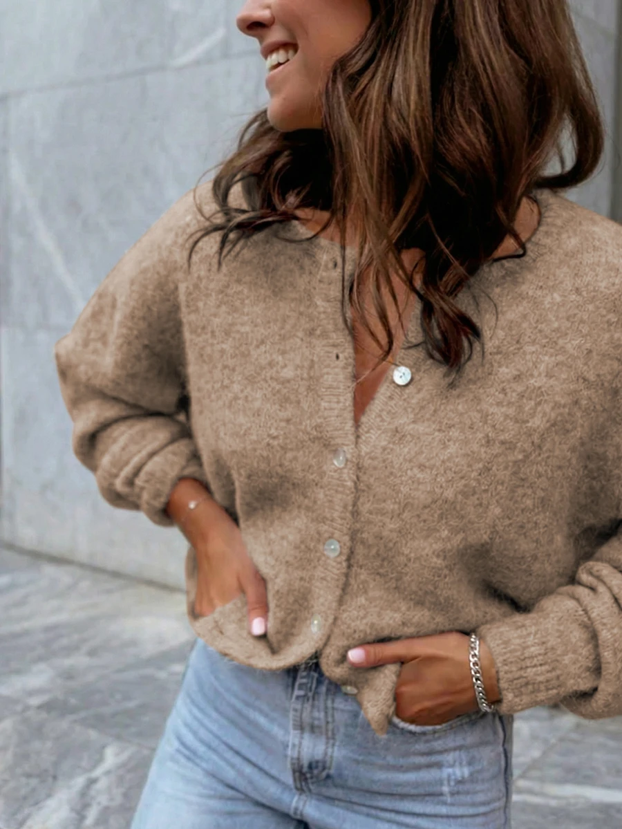 Sylvia 女士纯色简约百搭圆领宽松柔软针织开衫，轻松柔和的风格，适合日常通勤、工作、旅行、下午茶、新年等场合。 - 咖色 - 查看 1