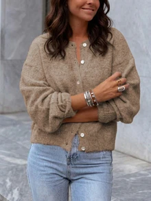 Sylvia 女士纯色简约百搭圆领宽松柔软针织开衫，轻松柔和的风格，适合日常通勤、工作、旅行、下午茶、新年等场合。 - 咖色 - 查看 2