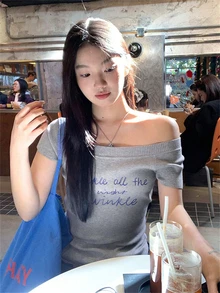 女士夏季短袖T恤，灰色韩版不对称领口性感街头Y2K针织上衣 - 灰色 - 查看 2