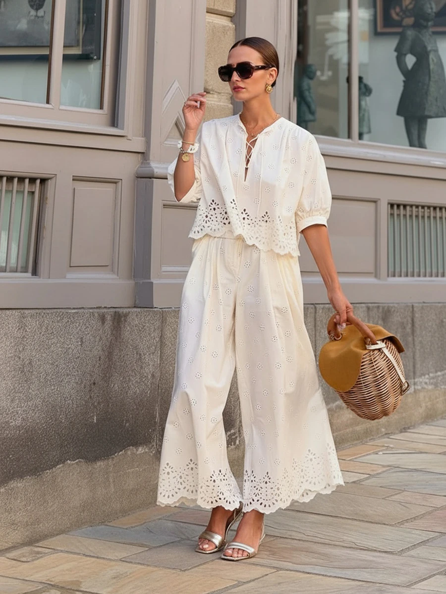 女士两件套，简约优雅，V领刺绣镂空上衣，荷叶边下摆，搭配同色系薄纱阔腿裤，打造沙滩休闲风，尽显波西米亚度假风情。夏季 - 米色 - 查看 1