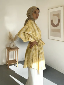 优雅端庄的阿拉伯风格女士长袖梭织衬衫，圆领，腰带设计 - 黃色 - 查看 3