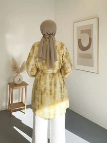 优雅端庄的阿拉伯风格女士长袖梭织衬衫，圆领，腰带设计 - 黃色 - 查看 2