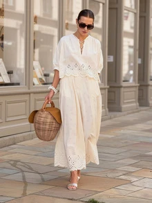 女士两件套，简约优雅，V领刺绣镂空上衣，荷叶边下摆，搭配同色系薄纱阔腿裤，打造沙滩休闲风，尽显波西米亚度假风情。夏季 - 米色 - 查看 2