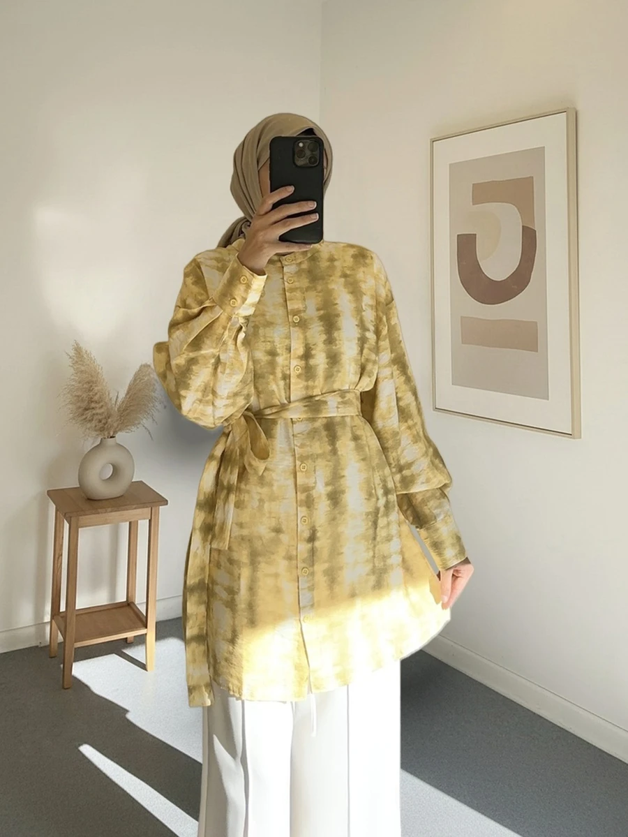 优雅端庄的阿拉伯风格女士长袖梭织衬衫，圆领，腰带设计 - 黃色 - 查看 1