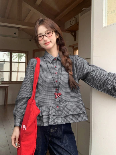 女士秋冬蓝色格子下摆荷叶边拼布衬衫，适合外出和通勤的休闲装，长袖衬衫，短款上衣