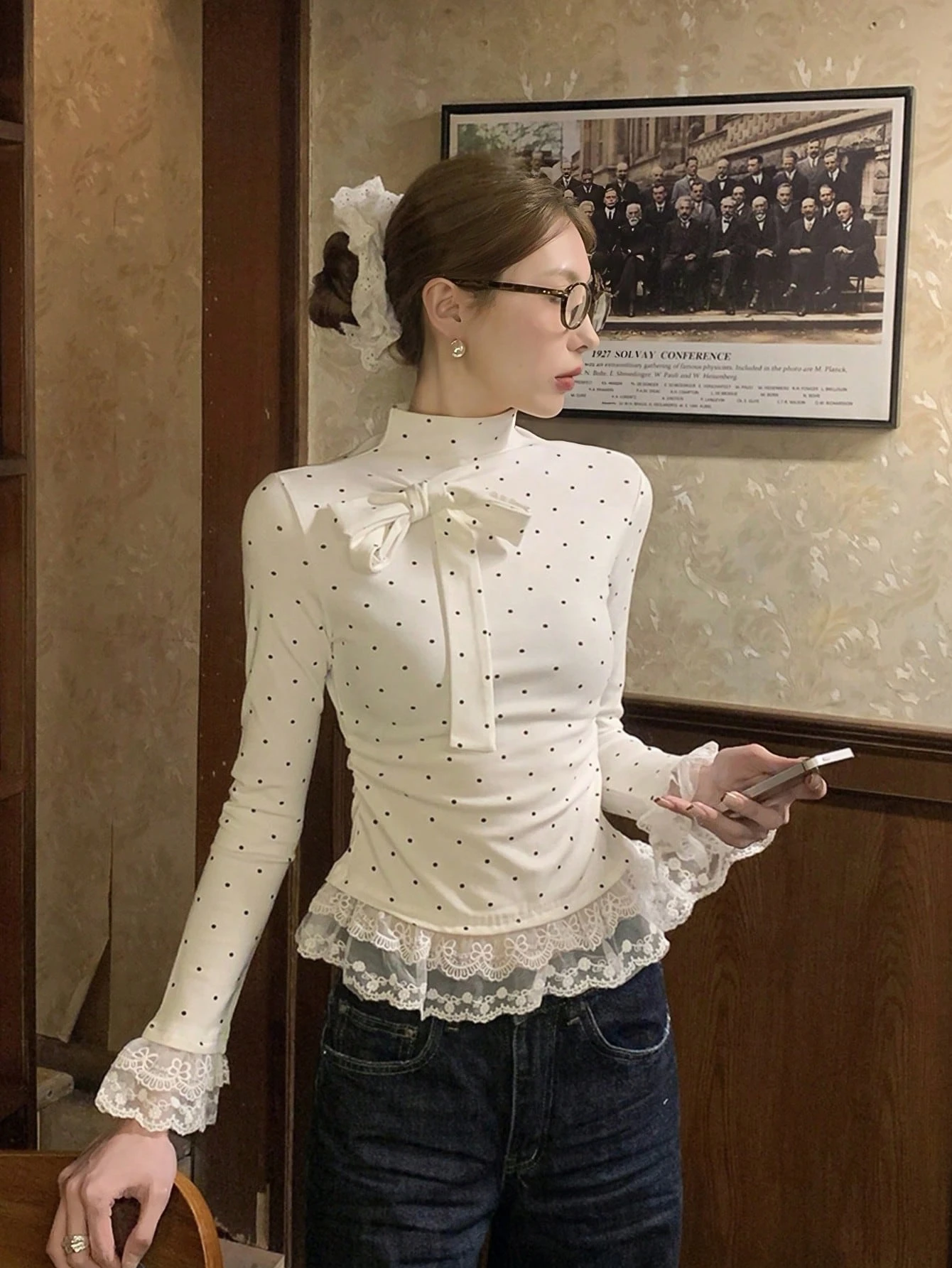女士波点高领拼接蝴蝶结蕾丝边修身打底衫，情人节女士上衣，秋冬季 - 白色 - 查看 1