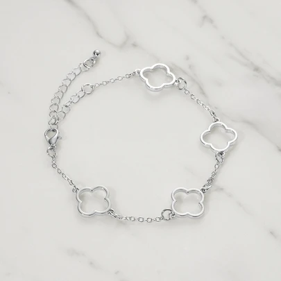 Clariva A Silver Four-Leaf Clover Flower-Shaped Women's Bracelet With A Hollow Flower Design, Suitable For Women's Daily Wear Jewelry Accessories