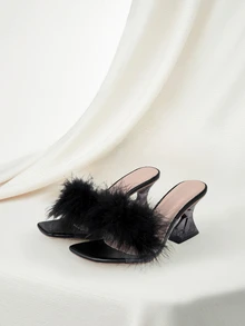 Clariva 女士时尚羽毛装饰透明水晶坡跟凉鞋，2025 新款，优雅女神气质，适合海滩度假，温柔优雅，大码高跟凉鞋，黑色毛绒拖鞋 - 黑色 - 查看 1