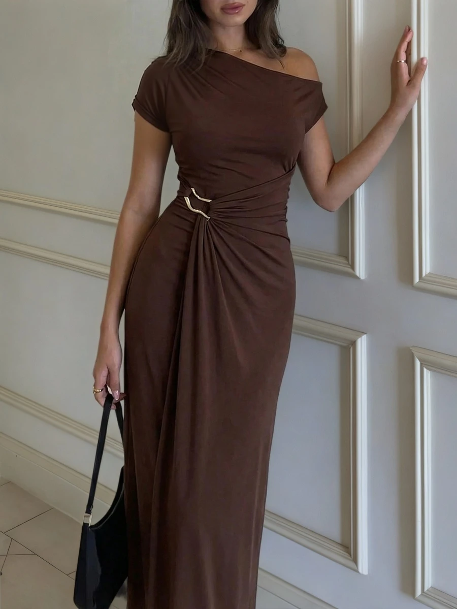 巧克力棕色不对称领口长款连衣裙 | 褶皱腰身金属细节连衣裙，适合约会和活动 - 棕色 - 查看 1