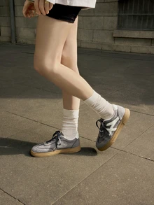 Hatastic 新款休闲运动鞋，时尚灰色百搭运动鞋，仿麂皮系带，女士学生鞋 - 灰色 - 查看 3