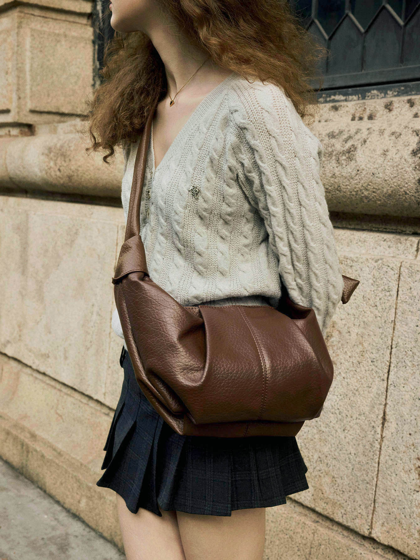 Hatastic 大容量复古软皮褶皱新月包，风格悠闲，休闲百搭，通勤单肩斜挎皆宜。 - 棕色 - 查看 1