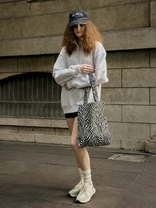 Hatastic Zebra-Streifenmuster Einkaufstasche Schultasche, tragbar, leicht, großes Fassungsvermögen, geeignet für Teenager-Mädchen, Frauen, Studenten, perfekt für Schule, Uni, Einkaufen, Mittel- und Oberschule