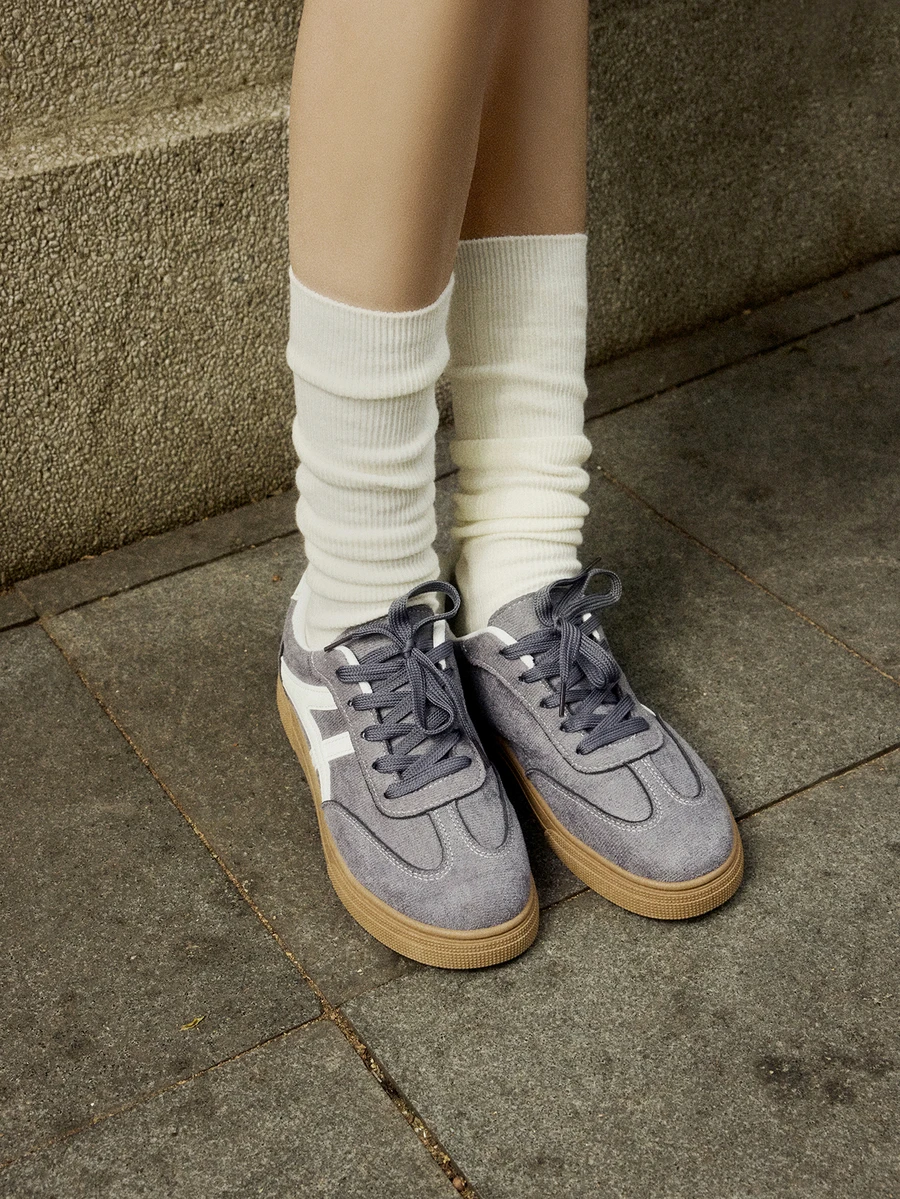 Hatastic 新款休闲运动鞋，时尚灰色百搭运动鞋，仿麂皮系带，女士学生鞋 - 灰色 - 查看 1