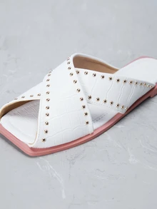 CHICVUE 鱷魚壓紋鉚釘裝飾交叉涼拖 - 米色 - 查看 5