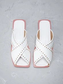 CHICVUE 鱷魚壓紋鉚釘裝飾交叉涼拖 - 米色 - 查看 6