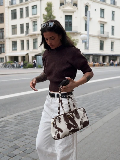 MORI 2026 女士巧克力棕色短袖露脐针织上衣，小高领设计，针织面料，条纹纹理，美式街头风，时尚简约，略带个性都市休闲，轻松百搭，适合下午茶、轻商务聚会、户外散步、露营、返校季、音乐节、短途旅行、休闲聚会等各种场合，轻松百搭。