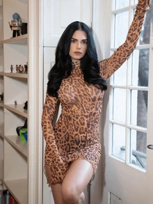 Vestido mini elegante de vacaciones de primavera, con cuello alto, ajustado, con abertura asimétrica y transparente, con estampado de leopardo - Marrón - Ver 1
