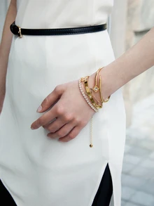 CHICVUE 不锈钢四叶草花朵锆石手链和手镯套装，适合日常佩戴的女士珠宝，非常适合婚礼礼物和特殊场合 - 金黃色 - 查看 1