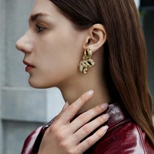 CHICVUE 1 Par De Aretes Asimétricos De Declaración De Diseño De Hojas Metálicas Pesadas De Estilo Europeo Y Americano Para El Uso Diario De Las Mujeres - Dorado - Ver 2