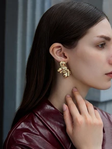 CHICVUE 1 Par De Aretes Asimétricos De Declaración De Diseño De Hojas Metálicas Pesadas De Estilo Europeo Y Americano Para El Uso Diario De Las Mujeres - Dorado - Ver 4