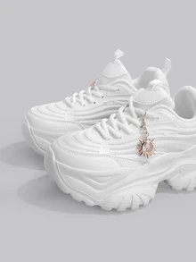 DareSee 女士时尚休闲运动鞋，白色厚底高跟鞋，饰有金属向日葵吊链，夏季透气速干网布轻便减震圆头系带鞋，适合日常、约会、健身、办公、户外、秋冬季防滑耐磨6厘米坡跟厚底运动鞋，适合音乐节、Y2KFest、返校季、秋冬季等场合，是音乐节的理想礼物。 - 白色 - 查看 5