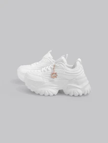 DareSee 女士时尚休闲运动鞋，白色厚底高跟鞋，饰有金属向日葵吊链，夏季透气速干网布轻便减震圆头系带鞋，适合日常、约会、健身、办公、户外、秋冬季防滑耐磨6厘米坡跟厚底运动鞋，适合音乐节、Y2KFest、返校季、秋冬季等场合，是音乐节的理想礼物。 - 白色 - 查看 3