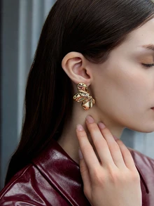CHICVUE 1 Par De Aretes Asimétricos De Declaración De Diseño De Hojas Metálicas Pesadas De Estilo Europeo Y Americano Para El Uso Diario De Las Mujeres - Dorado - Ver 1