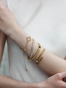 CHICVUE 不锈钢四叶草花朵锆石手链和手镯套装，适合日常佩戴的女士珠宝，非常适合婚礼礼物和特殊场合 - 金黃色 - 查看 3