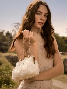 Glizzene 2025新款花朵链条手提包，女士时尚手拿包/单肩包/斜挎包，纯色设计，适合购物、作为钱包使用，适合年轻女性、大学生、新婚夫妇、白领等。也适合办公室、大学、工作、商务、通勤、户外活动、旅行和野餐等场合。情人节、婚礼等场合的理想之选。 - 米色 - 查看 4