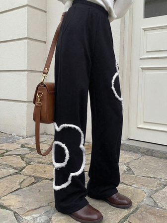 大码女式优雅3D立体花卉撞色口袋保暖裤，舒适黑色梭织面料运动裤，饰有独特花卉滚边和口袋，适合日常穿着