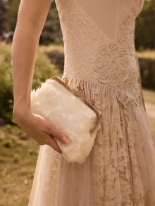 Glizzene 2025新款花朵链条手提包，女士时尚手拿包/单肩包/斜挎包，纯色设计，适合购物、作为钱包使用，适合年轻女性、大学生、新婚夫妇、白领等。也适合办公室、大学、工作、商务、通勤、户外活动、旅行和野餐等场合。情人节、婚礼等场合的理想之选。 - 米色 - 查看 3