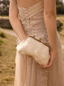 Glizzene 2025新款花朵链条手提包，女士时尚手拿包/单肩包/斜挎包，纯色设计，适合购物、作为钱包使用，适合年轻女性、大学生、新婚夫妇、白领等。也适合办公室、大学、工作、商务、通勤、户外活动、旅行和野餐等场合。情人节、婚礼等场合的理想之选。 - 米色 - 查看 2