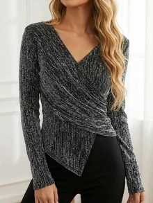 ملابس علوية نسائية بياقة على شكل حرف V وأكمام طويلة مصنوعة من الأقمشة المحبوكة، تتميز بتصميم غير متماثل للذيل وتصميم ملفوف، لإبراز الأناقة الحديثة