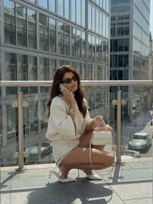 优雅女士两件套，高领露背袖上衣搭配撞色滚边短裤，适合度假、约会和夏季日常穿着。 - 杏色 - 查看 5