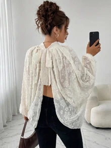 Solstice Apparel 蝙蝠袖褶皱领口后系带纹理花卉印花杏色优雅法式度假办公日常薄纱罩衫，适合春夏穿着 - 杏色 - 查看 2