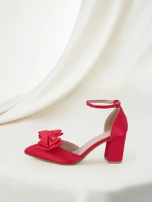 Clariva 2025秋冬季时尚女士丝绒高跟鞋连衣裙，饰有蝴蝶结、镂空尖头和搭扣，优雅别致，适合派对穿着。