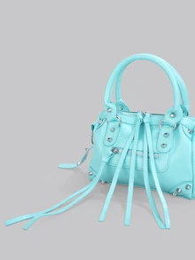 DareSee 1 Chiếc túi màu xanh nhạt phối đinh tán, tua rua kim loại, khóa kéo trang trí, chất liệu PU cổ điển, quai xách đôi, dây đeo vai dài điều chỉnh được, khóa kéo, thời trang retro, ngọt ngào, cá tính, phong cách biker, túi vuông kiểu Y2K Punk, túi xách nữ phong cách sang trọng, giản dị, túi đeo chéo có thể đựng điện thoại, thẻ, v.v. Thích hợp cho đi du lịch, mua sắm và các hoạt động khác như lễ hội âm nhạc. - Màu xanh nhạt - Xem 4