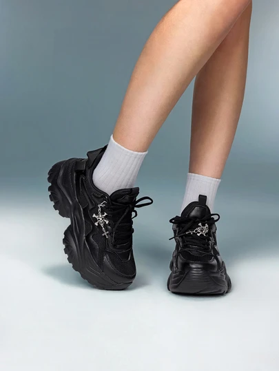 DareSee 女士四季厚底哥特风高跟鞋，金属装饰链条点缀，大码透气网面系带休闲运动凉鞋，适合圣诞节暗黑风格，饰有金属骷髅头和十字架装饰，舒适软底减震运动鞋，适合日常、工作、约会、健身等场合，圆头易系带厚底坡跟鞋，防滑耐磨，增高7厘米，适合音乐节、Y2K节、返校季、秋季、圣诞节、冬季等各种场合，是圣诞礼物的理想之选。