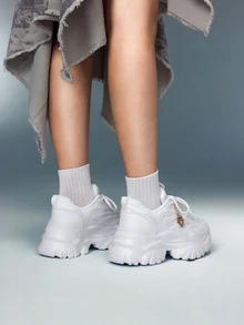 DareSee Pantofi sport casual pentru femei la modă cu brelocuri decorative din metal cu model floarea-soarelui, pantofi cu toc înalt și platformă albă cu talpă groasă pentru exterior, sandale de vară din plasă tricotată, respirabile, cu uscare rapidă, adidași cu șireturi și vârf rotund, casual, pentru studenți, adolescenți, purtare zilnică, serviciu, fitness, antiderapanți, amortizoare de șocuri, creștere în înălțime de 7 cm, adidași cu platformă, festival muzical Y2KFest, înapoi la școală, cadouri de toamnă și iarnă, festival muzical - alb - Vizualizare 3