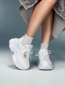 DareSee Pantofi sport casual pentru femei la modă cu brelocuri decorative din metal cu model floarea-soarelui, pantofi cu toc înalt și platformă albă cu talpă groasă pentru exterior, sandale de vară din plasă tricotată, respirabile, cu uscare rapidă, adidași cu șireturi și vârf rotund, casual, pentru studenți, adolescenți, purtare zilnică, serviciu, fitness, antiderapanți, amortizoare de șocuri, creștere în înălțime de 7 cm, adidași cu platformă, festival muzical Y2KFest, înapoi la școală, cadouri de toamnă și iarnă, festival muzical - alb - Vizualizare 1