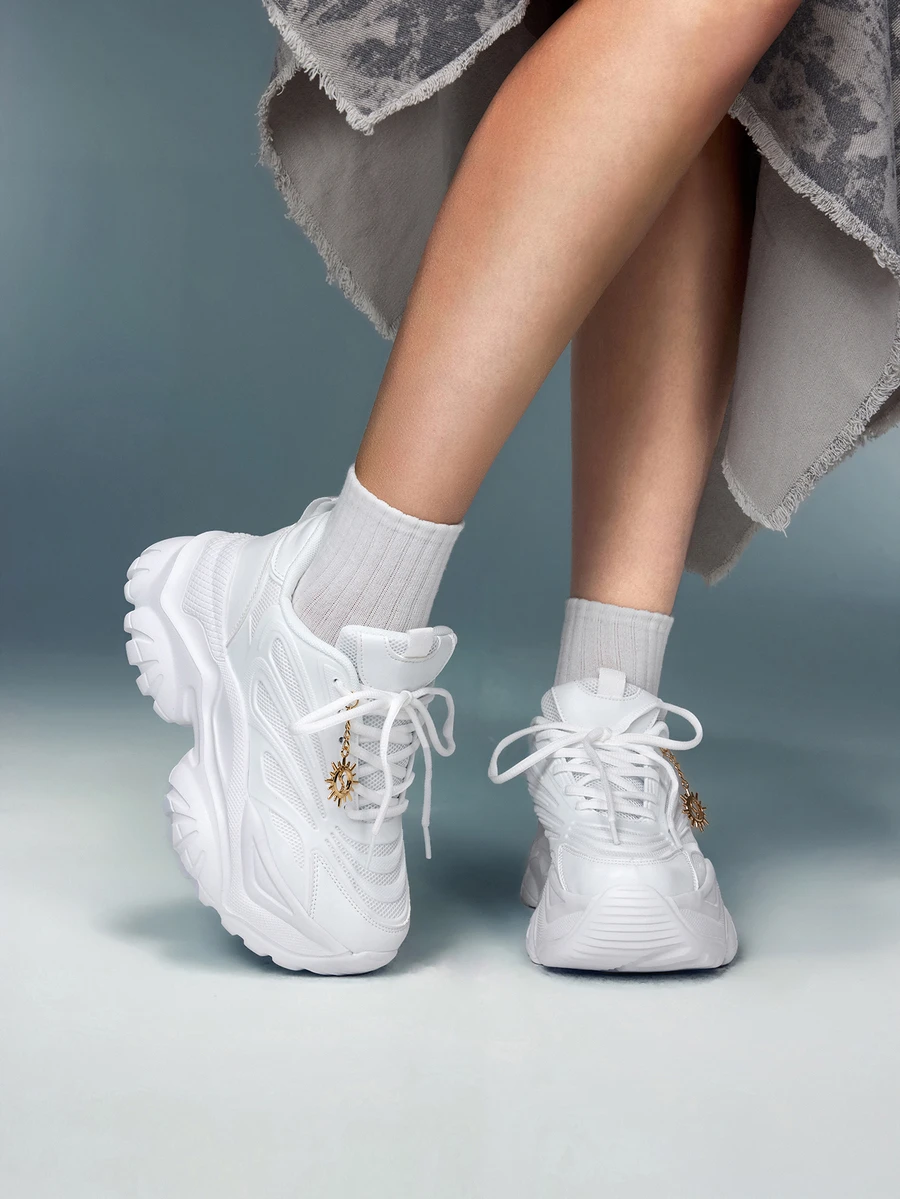 DareSee Pantofi sport casual pentru femei la modă cu brelocuri decorative din metal cu model floarea-soarelui, pantofi cu toc înalt și platformă albă cu talpă groasă pentru exterior, sandale de vară din plasă tricotată, respirabile, cu uscare rapidă, adidași cu șireturi și vârf rotund, casual, pentru studenți, adolescenți, purtare zilnică, serviciu, fitness, antiderapanți, amortizoare de șocuri, creștere în înălțime de 7 cm, adidași cu platformă, festival muzical Y2KFest, înapoi la școală, cadouri de toamnă și iarnă, festival muzical - alb - Vizualizare 1