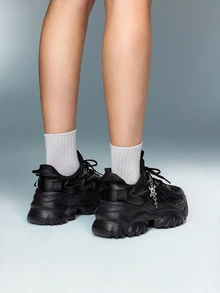 DareSee 女士四季厚底哥特风高跟鞋，金属装饰链条点缀，大码透气网面系带休闲运动凉鞋，金属骷髅十字架装饰，适合暗黑风格，舒适软底减震运动鞋，适合日常、工作、约会、健身等场合，圆头易系带厚底坡跟鞋，防滑耐磨，增高7厘米，适合音乐节、Y2K音乐节、返校季、秋冬季节等场合，是音乐节的理想礼物。 - 黑色 - 查看 3