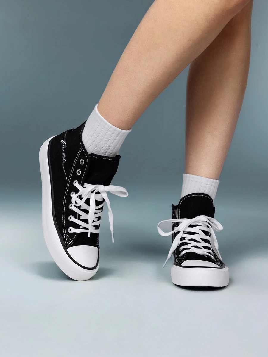 DareSee 男女皆宜的极简主义“Faith”字母黑色硫化高帮帆布鞋，适合音乐节、Y2K 节、返校季、秋季、圣诞节、冬季等场合，也是圣诞礼物的理想之选。