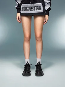 DareSee 女士四季厚底哥特风高跟鞋，金属装饰链条点缀，大码透气网面系带休闲运动凉鞋，金属骷髅十字架装饰，适合暗黑风格，舒适软底减震运动鞋，适合日常、工作、约会、健身等场合，圆头易系带厚底坡跟鞋，防滑耐磨，增高7厘米，适合音乐节、Y2K音乐节、返校季、秋冬季节等场合，是音乐节的理想礼物。 - 黑色 - 查看 4