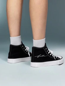 DareSee 男女皆宜的极简主义“Faith”字母黑色硫化高帮帆布鞋，适合音乐节、Y2K 节、返校季、秋季、圣诞节、冬季等场合，也是圣诞礼物的理想之选。