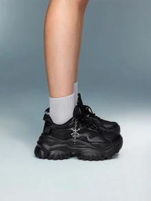 DareSee 女士四季厚底哥特风高跟鞋，金属装饰链条点缀，大码透气网面系带休闲运动凉鞋，金属骷髅十字架装饰，适合暗黑风格，舒适软底减震运动鞋，适合日常、工作、约会、健身等场合，圆头易系带厚底坡跟鞋，防滑耐磨，增高7厘米，适合音乐节、Y2K音乐节、返校季、秋冬季节等场合，是音乐节的理想礼物。 - 黑色 - 查看 2