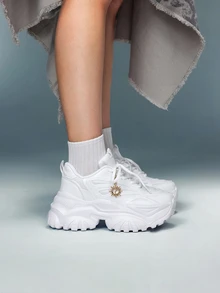 DareSee Pantofi sport casual pentru femei la modă cu brelocuri decorative din metal cu model floarea-soarelui, pantofi cu toc înalt și platformă albă cu talpă groasă pentru exterior, sandale de vară din plasă tricotată, respirabile, cu uscare rapidă, adidași cu șireturi și vârf rotund, casual, pentru studenți, adolescenți, purtare zilnică, serviciu, fitness, antiderapanți, amortizoare de șocuri, creștere în înălțime de 7 cm, adidași cu platformă, festival muzical Y2KFest, înapoi la școală, cadouri de toamnă și iarnă, festival muzical - alb - Vizualizare 2