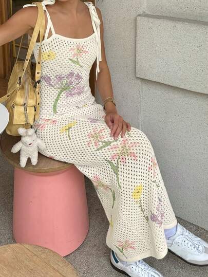 Robe pull ajustée de style bohème pour femmes avec motif floral blocs de couleurs, lacets et effet ajouré. Design semi-transparent, idéal pour le printemps